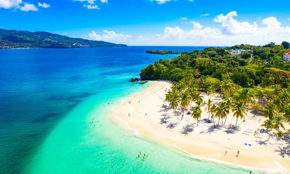 BAYAHIBE + MICHES